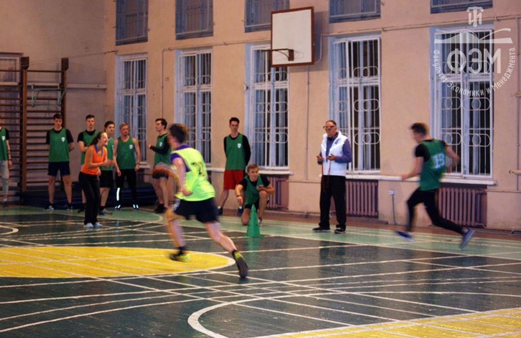 6 декабря в спортивном зале кафедры физического воспитания состоялись соревнования по мужскому троеборью, в рамках 70 спартакиады института.